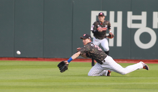 손아섭선수가 몸을날려 다이빙 캐치를 시도하고 있다